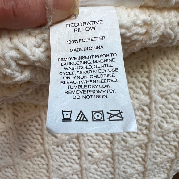 NWOT Pair of 20x20 DKNY white pillow shams - Picture 8 of 9